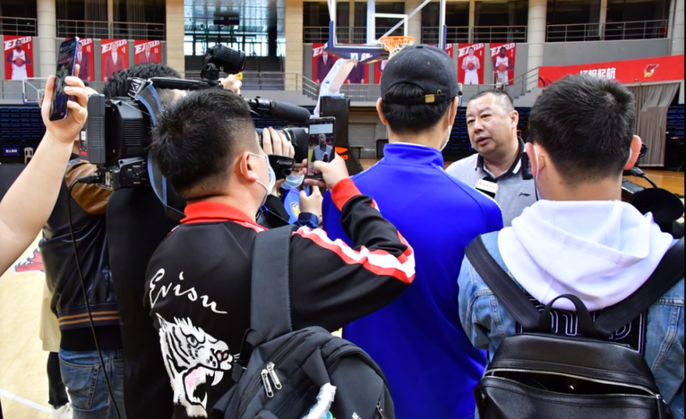 关于山东男篮训练开放日；今晨再遭质疑引欢呼；中超在即；数据趋势出现新变化的信息